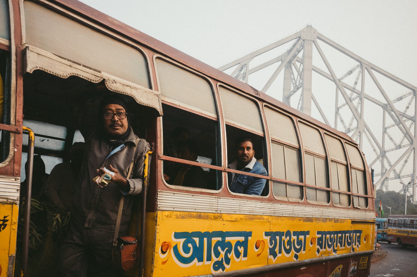 Bus & Bridge, Kolkata